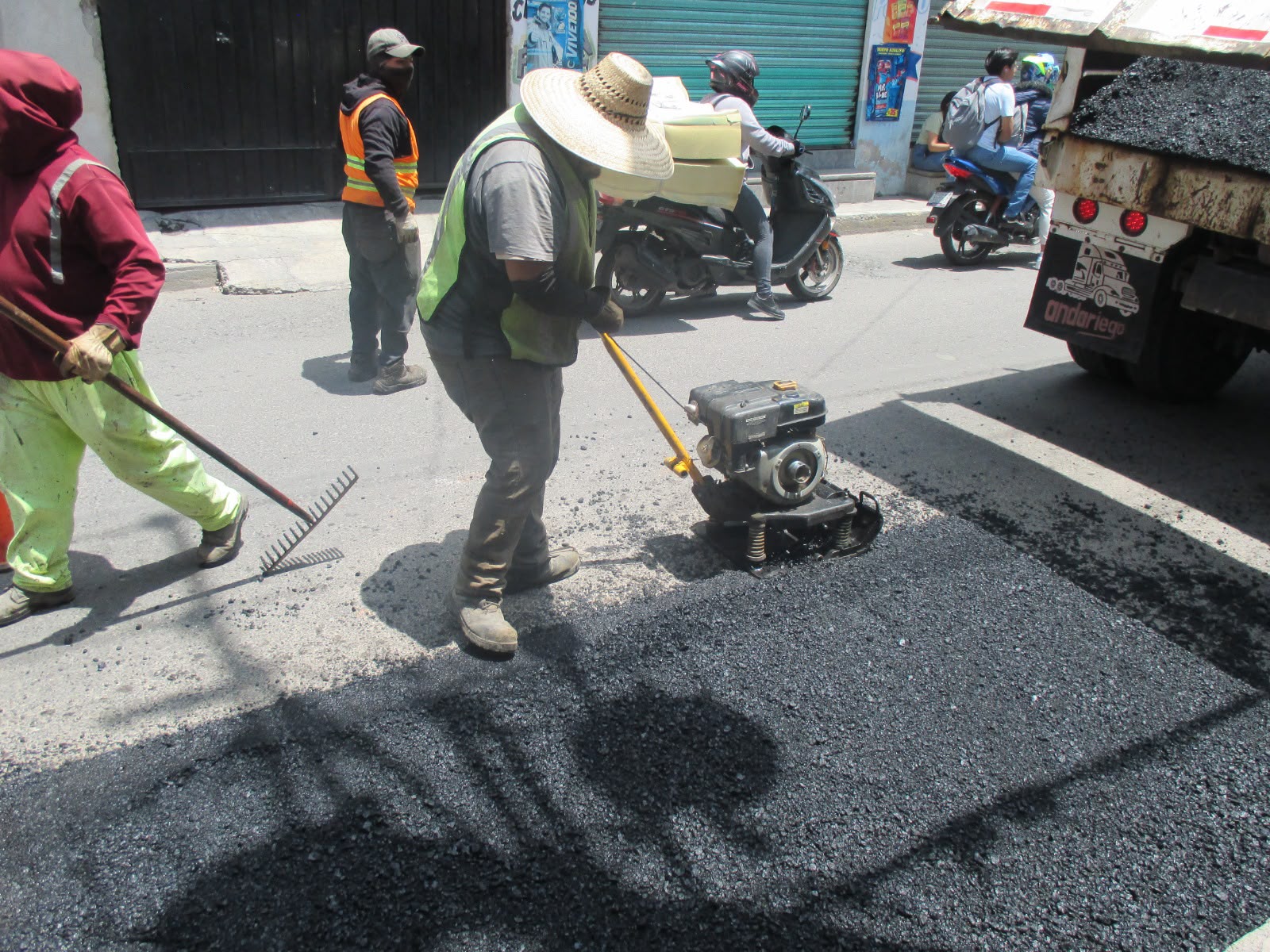 Gobierno de Chiautempan mejora las vialidades con jornadas de bacheo